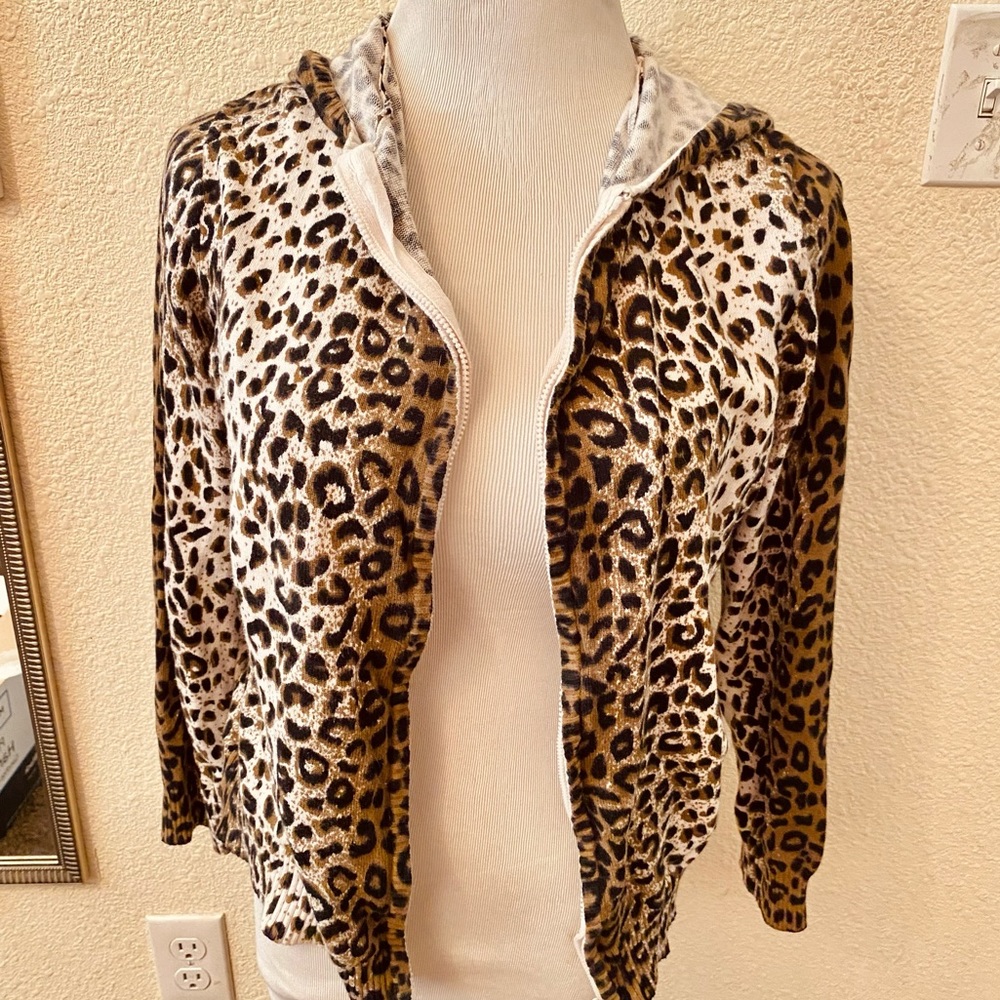 Cheetah print light sweater with hood